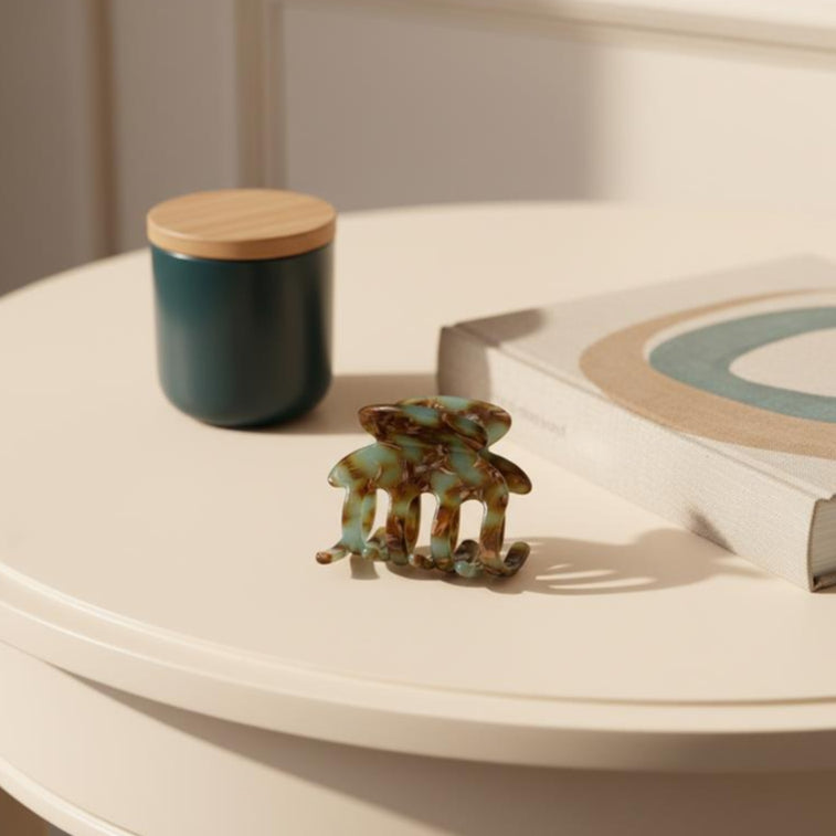 Clip di capelli da artiglio piccolo marrone blu nel Mar Baltico