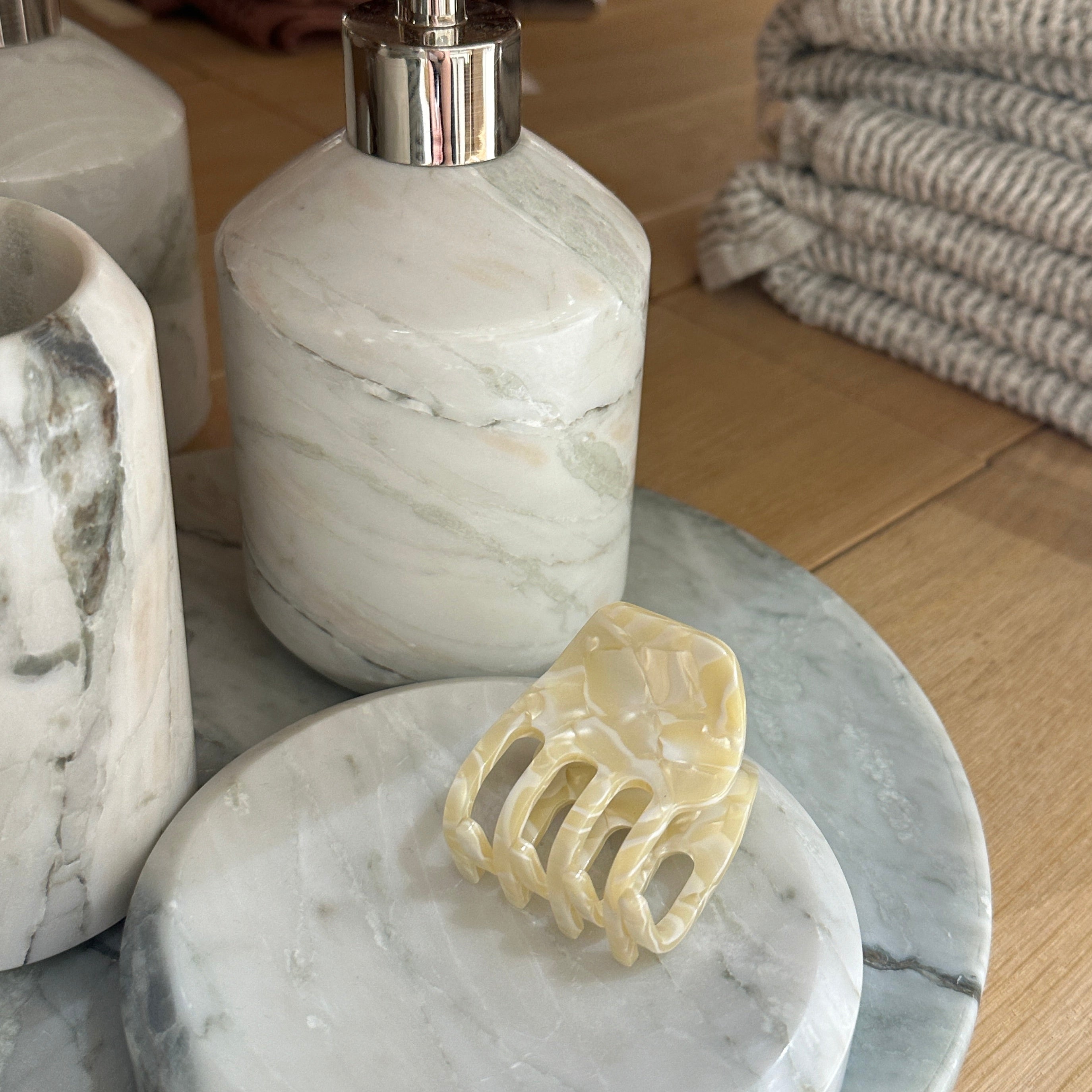 Mini Claw Clip In Beige Marble