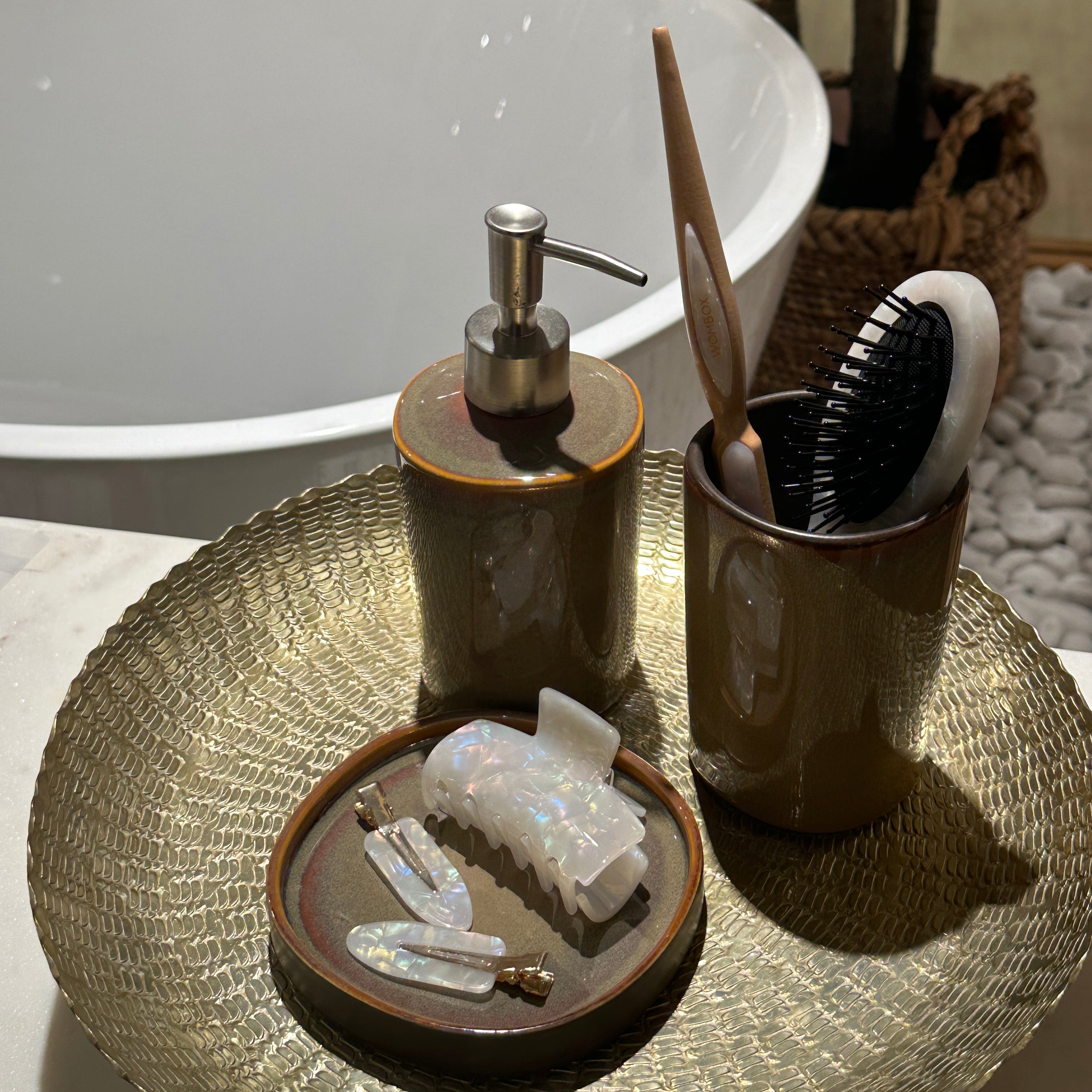 Weißer quadratischer Haarclip im Morgentau