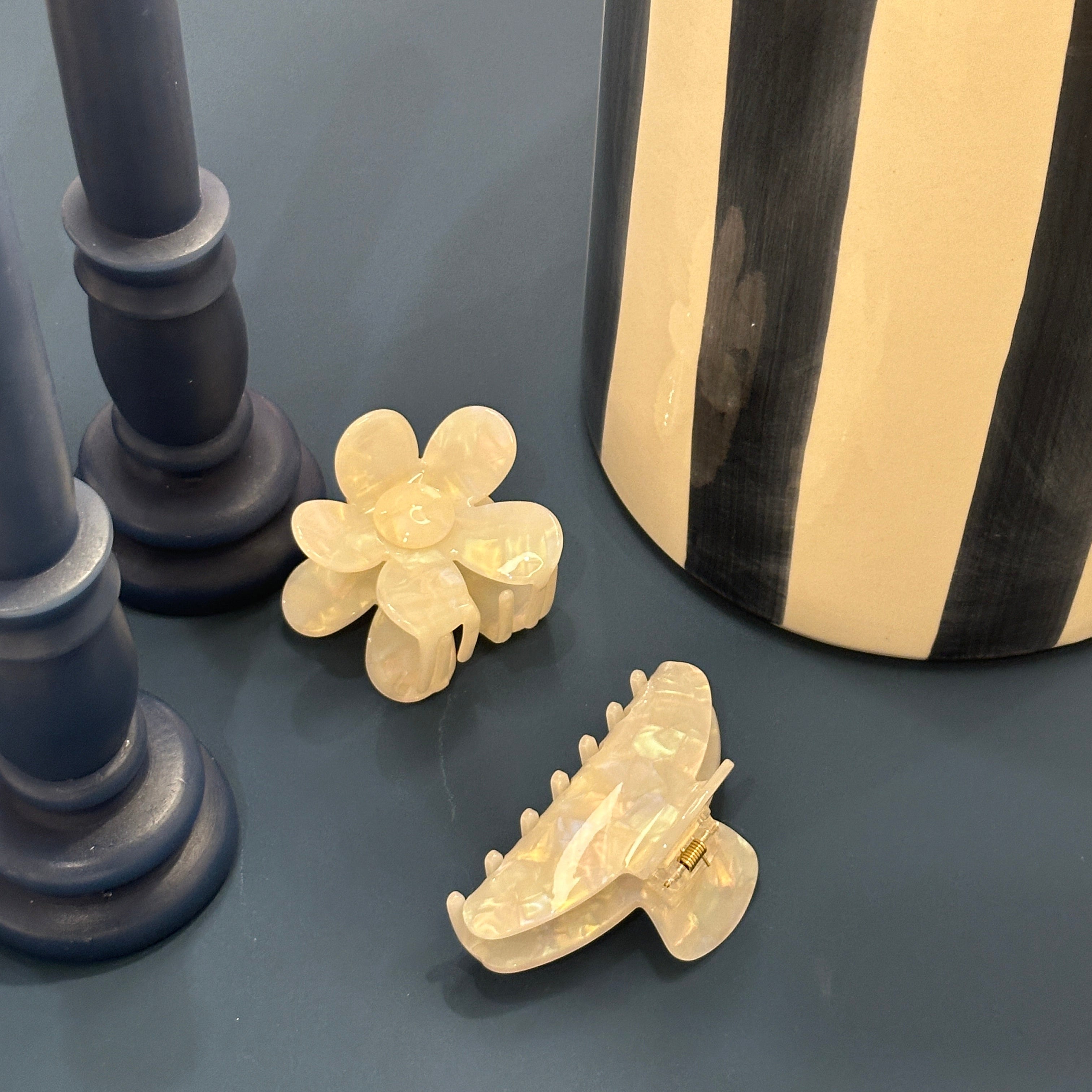 Weiße Blumenhaar Clip Morgen Tau