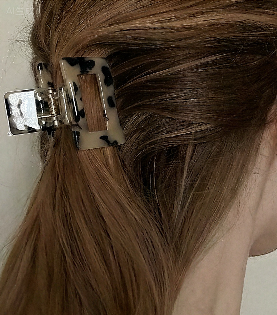 Mini square Clip in Creamy Tortoise